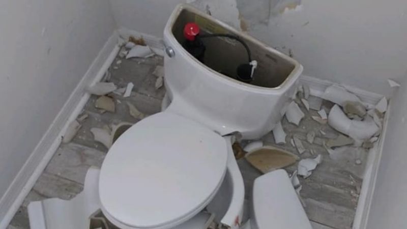 Le explotó el inodoro al caer un rayo en su casa