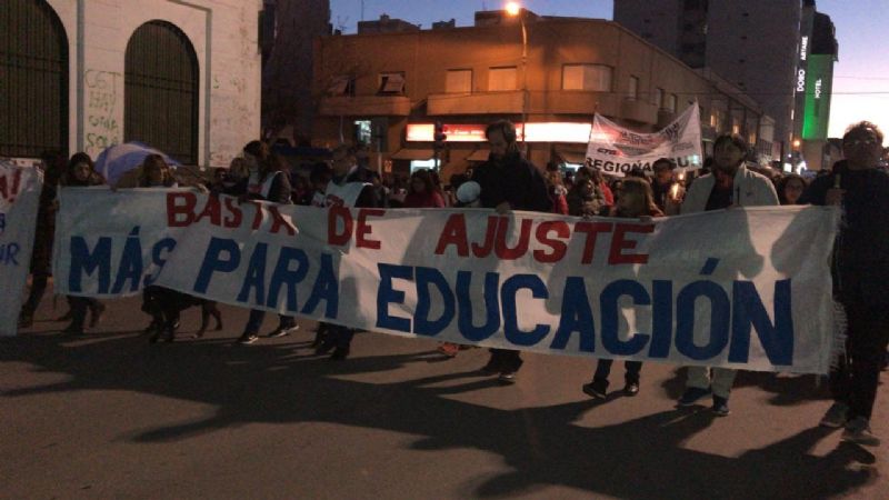Multitudinaria marcha de las antorchas, previa a la movilización de mañana a Rawson