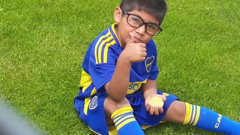 Un niño comodorense fue derivado por un cuadro neurológico severo y su familia pide colaboración para acompañarlo: "Él necesita a su papá"