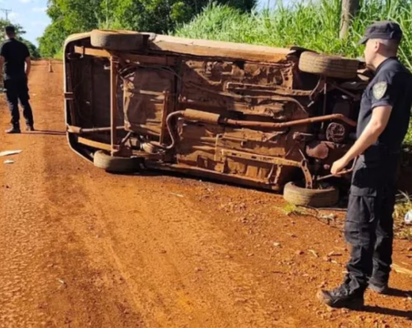 Manejaba borracho con sus dos hijos, perdió el control y volcó: uno murió mientras el otro está crítico