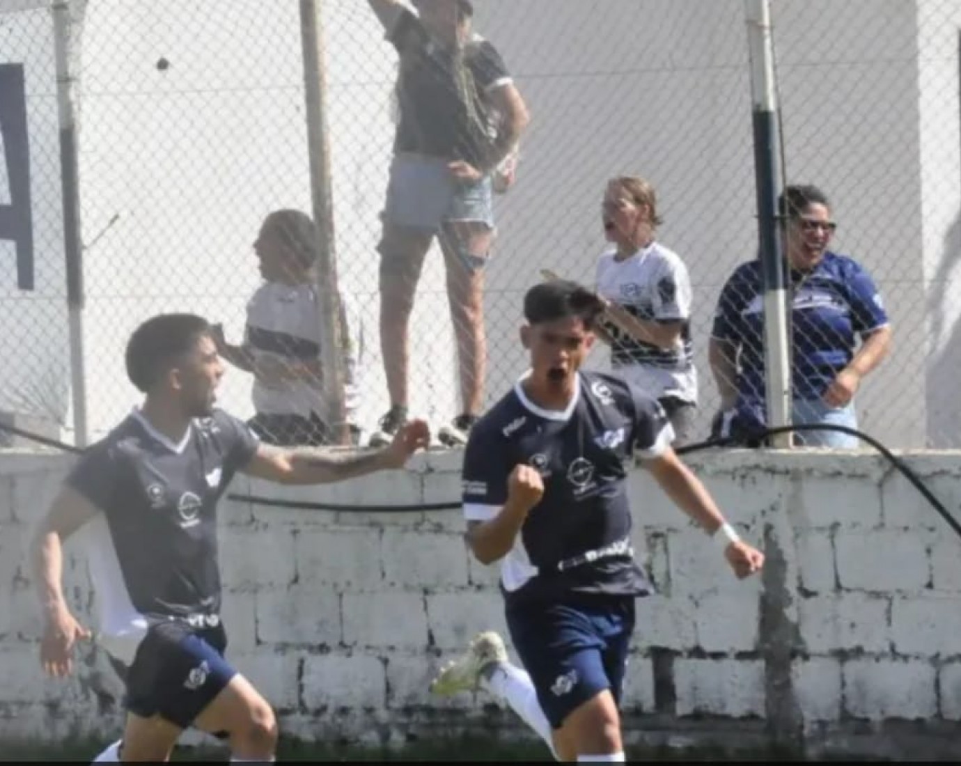 Newbery goleó a Camioneros y se ilusiona con el ascenso en el Regional
