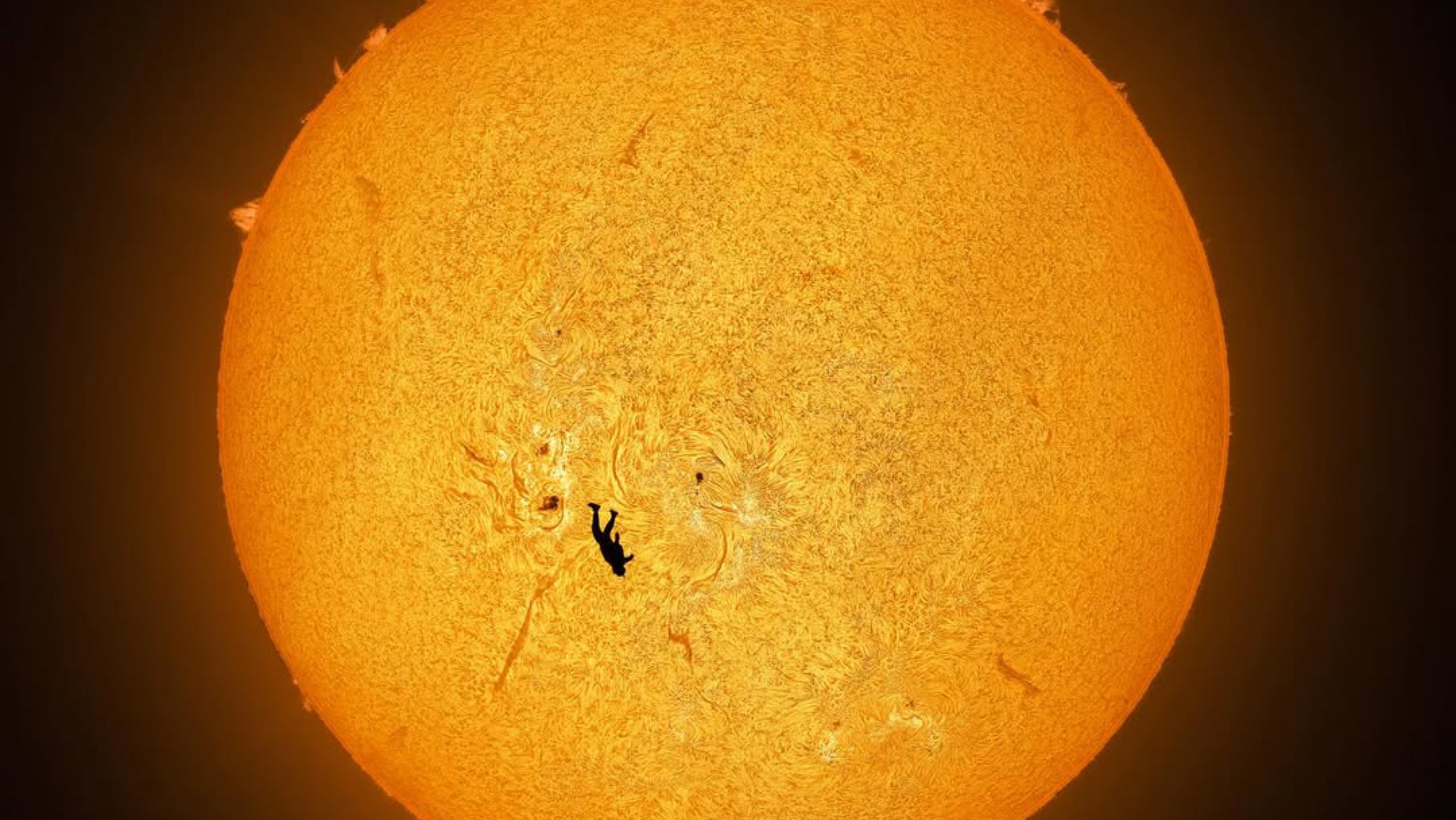 La foto de "La caída de Ícaro" que parece IA, pero es 100% real: El salto milimétrico que alineó a un hombre con el Sol