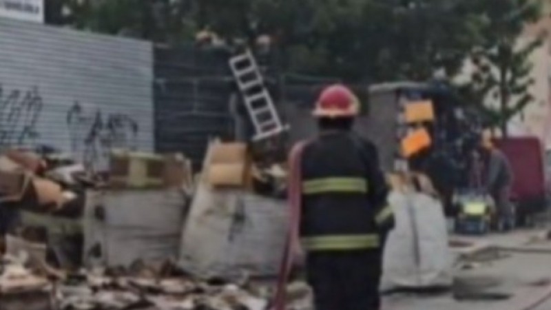 Incendio cerca de la terminal: Bomberos controlaron el fuego en un depósito de cartones y evitaron que se propagara