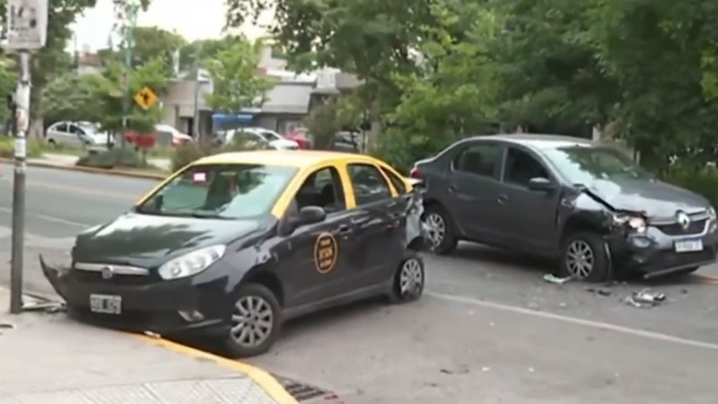 Chocó dos autos mientras manejaba borracho: tras ser detenido por la Policía, se quedó dormido adentro del patrullero