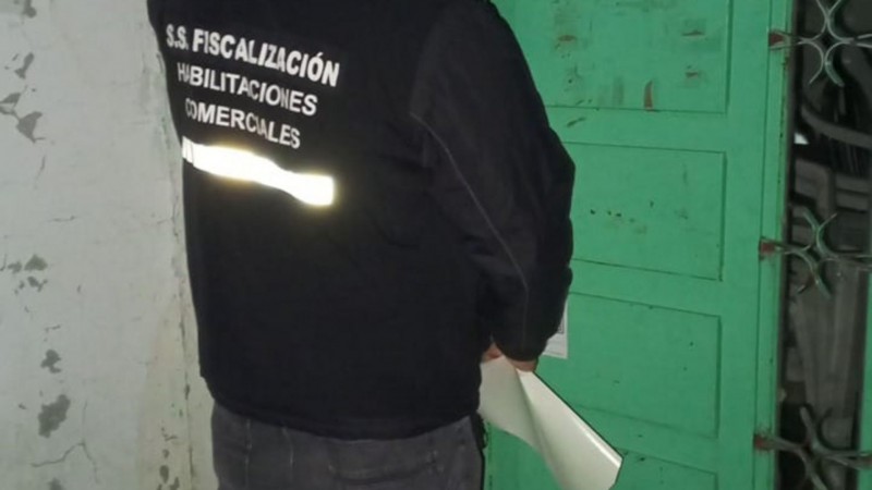 Clausuran una fiesta clandestina en San Cayetano: menores, alcohol y agresiones a la Policía