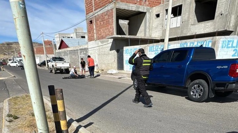 Grave accidente en Km. 5: choque entre una camioneta y una moto