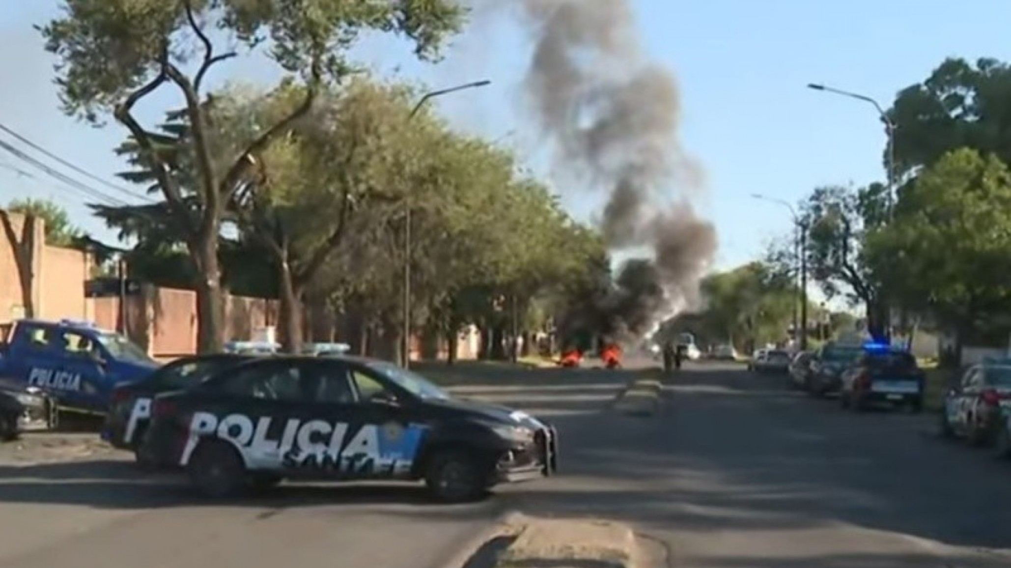 Protestas de policías continúan frente a Jefatura en Rosario y se replican en Santa Fe