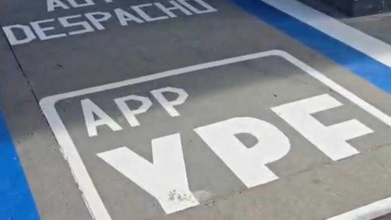 Autodespacho de combustible en una estación YPF de Comodoro