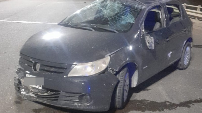 Chocaron y abandonaron el auto en el puente de Km 4