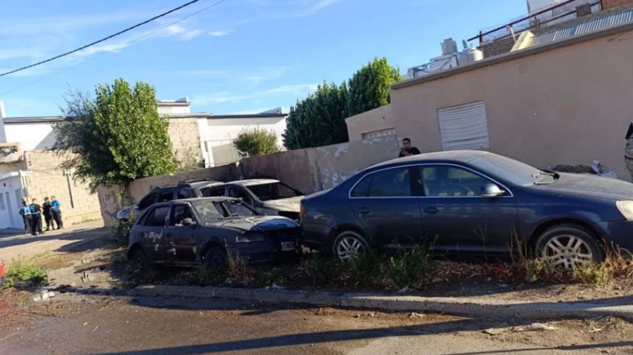 Investigan el incendio de los cuatro autos frente a una sede policial en Comodoro