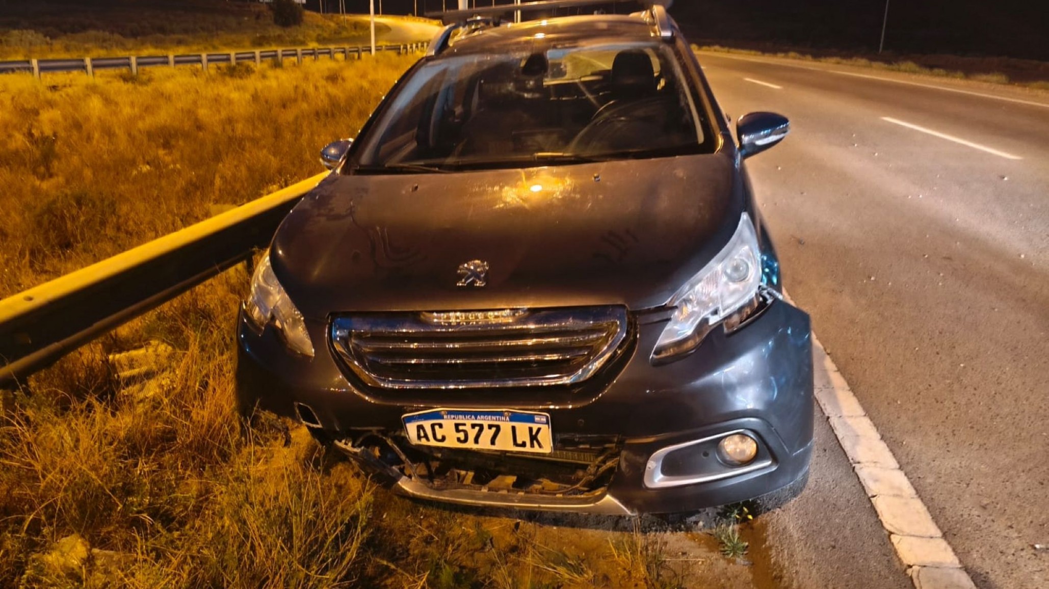 Otro accidente en la Ruta 3: hallaron un auto chocado contra un guardarraíl cerca de Rada Tilly y sin conductor