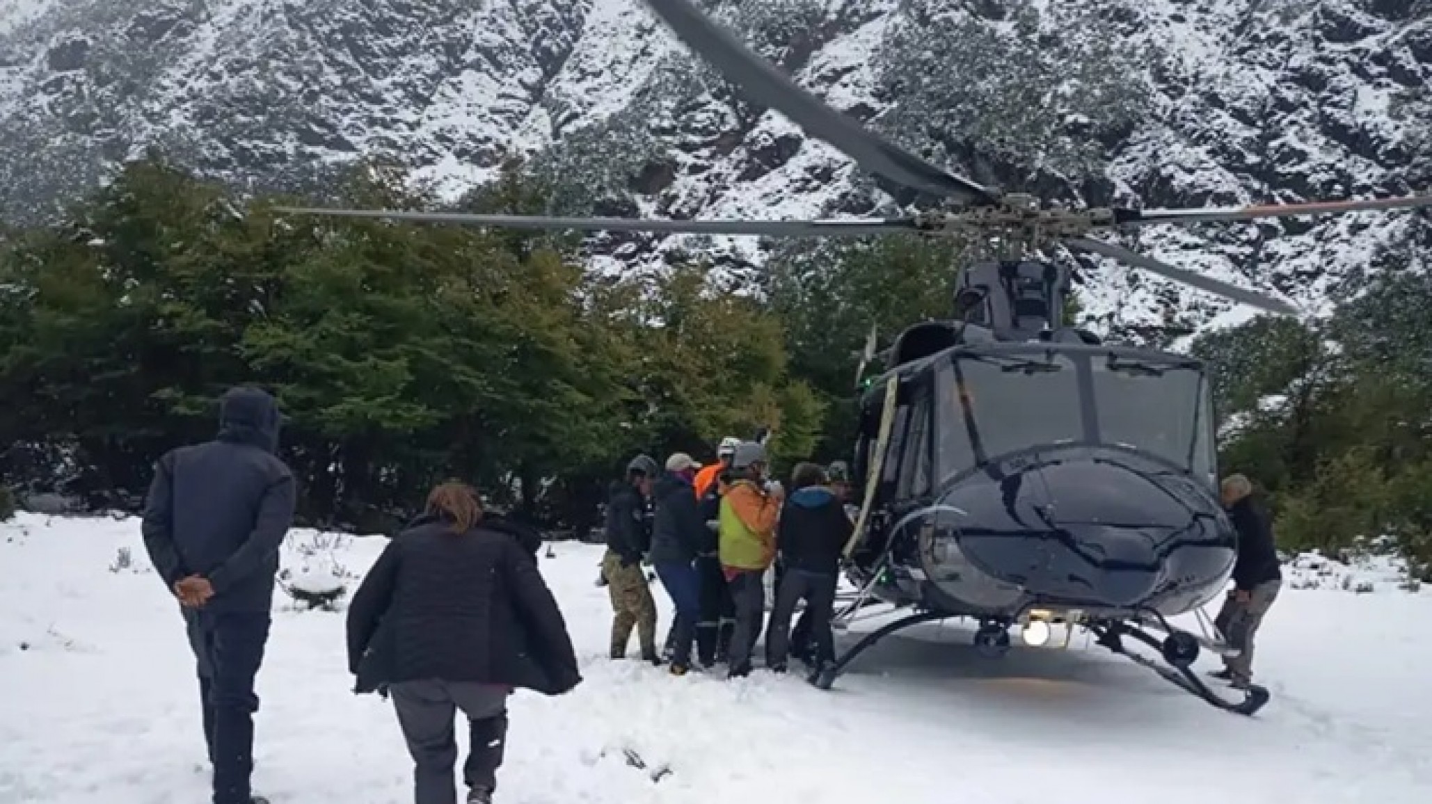 Drama en la cordillera: rescataron a un excursionista tras la caída de un árbol en El Bolsón