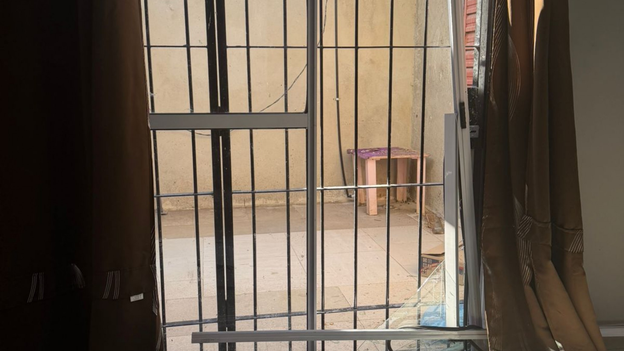 Polémico allanamiento a la casa de la familia vinculada al video de presuntas coimas: denuncian destrozos y persecución