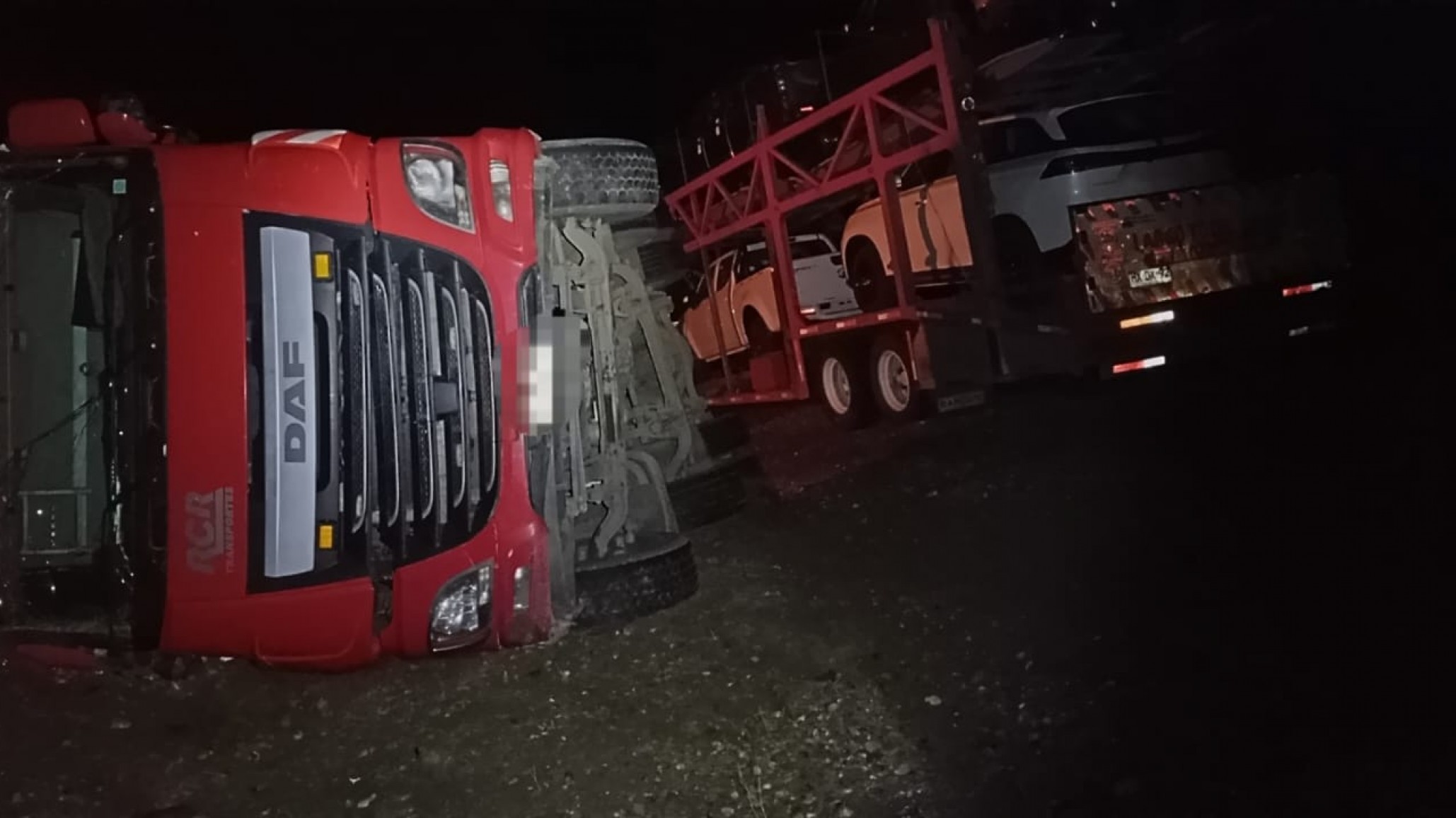 Despiste y vuelco de dos camiones en la Ruta 3: un conductor fue hospitalizado