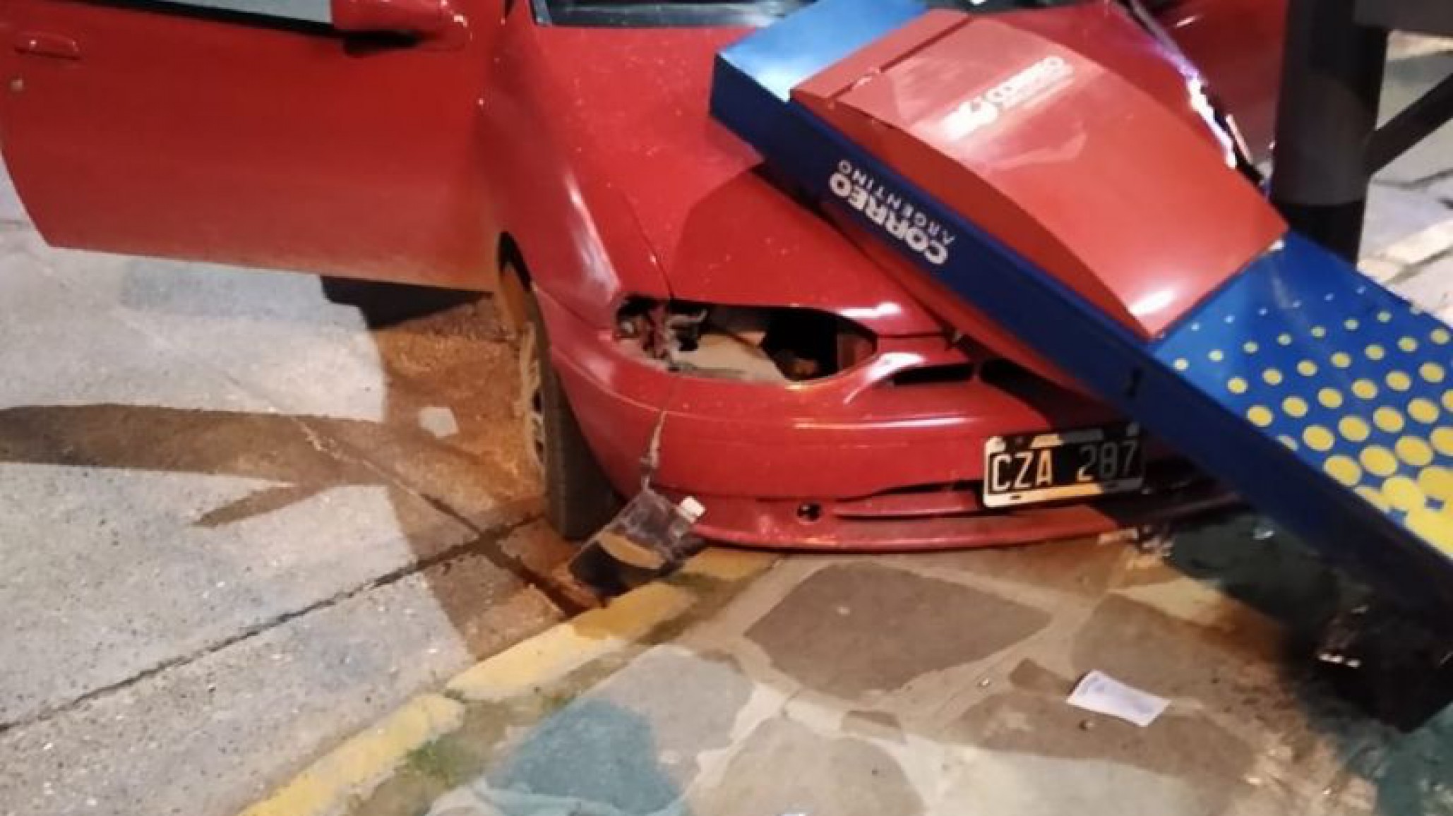 Quiso esquivar a un perro y chocó contra un poste de semáforo