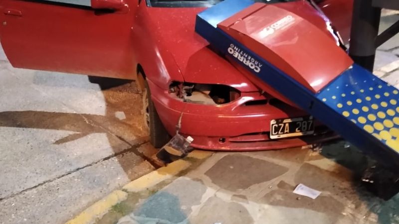 Quiso esquivar a un perro y chocó contra un poste de semáforo