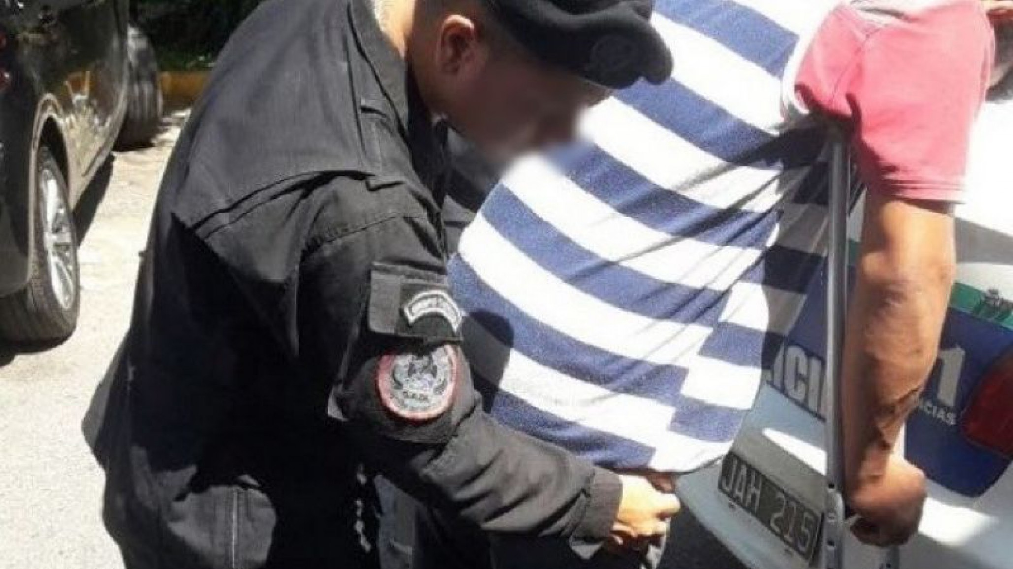 Usaba muletas y robó una bicicleta saltando la pared de una casa