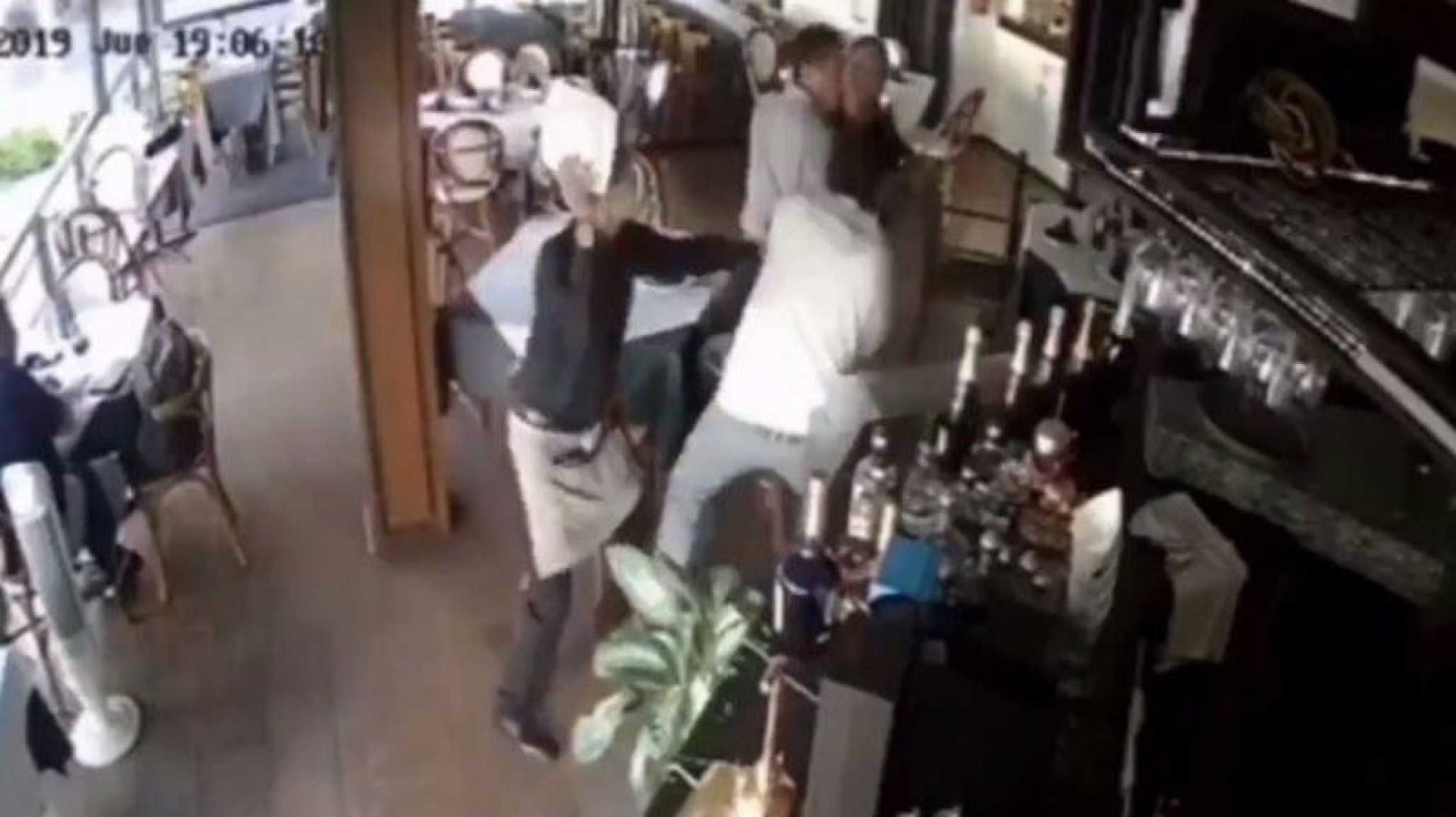 Defenderse con un plato: mesero ataca a un ladrón armado que entró en su restaurante