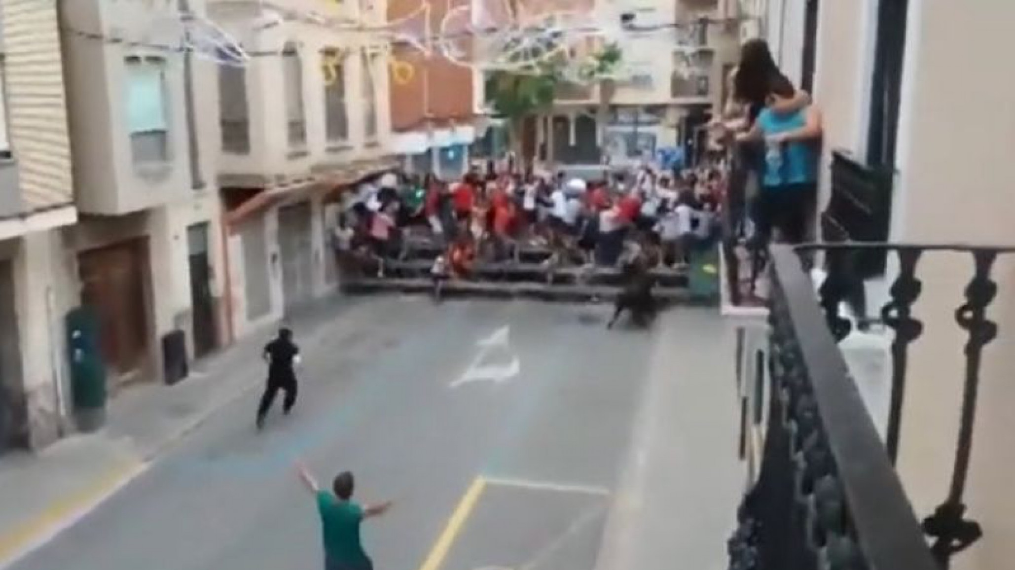 Un toro mató a un abuelo, lo embistió y lo revoléo por el aire