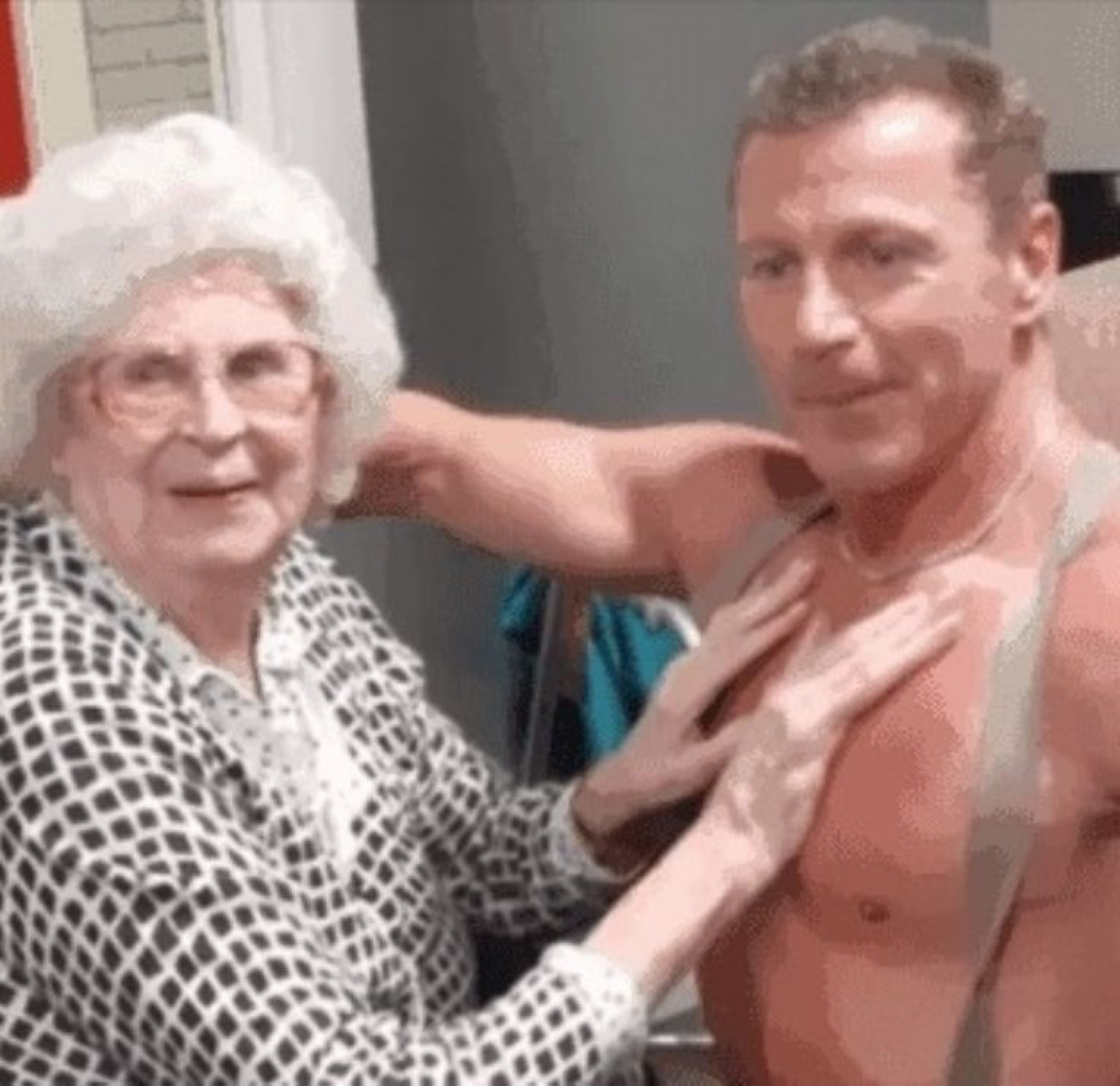 ¡Atrevida! Una abuelita pidió para navidad un stripper disfrazado de bombero