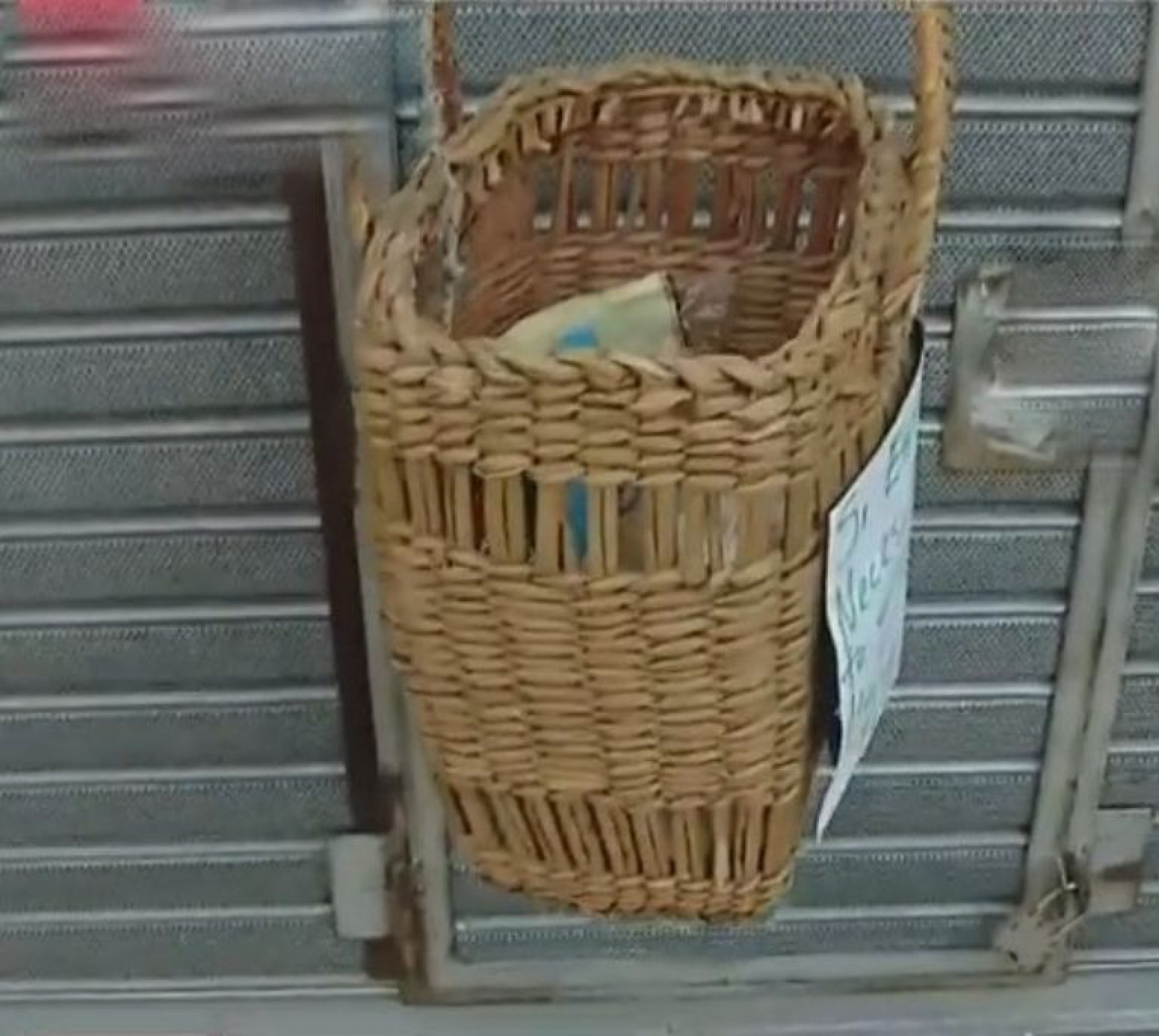 El gran gesto de un vecino en cuarentena: colgó una canasta de su balcón para el que necesite alimentos