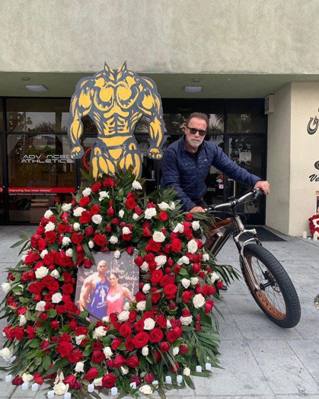 Arnold Schwarzenegger paseó en bicicleta y fue a homenajear a Shad Gaspard