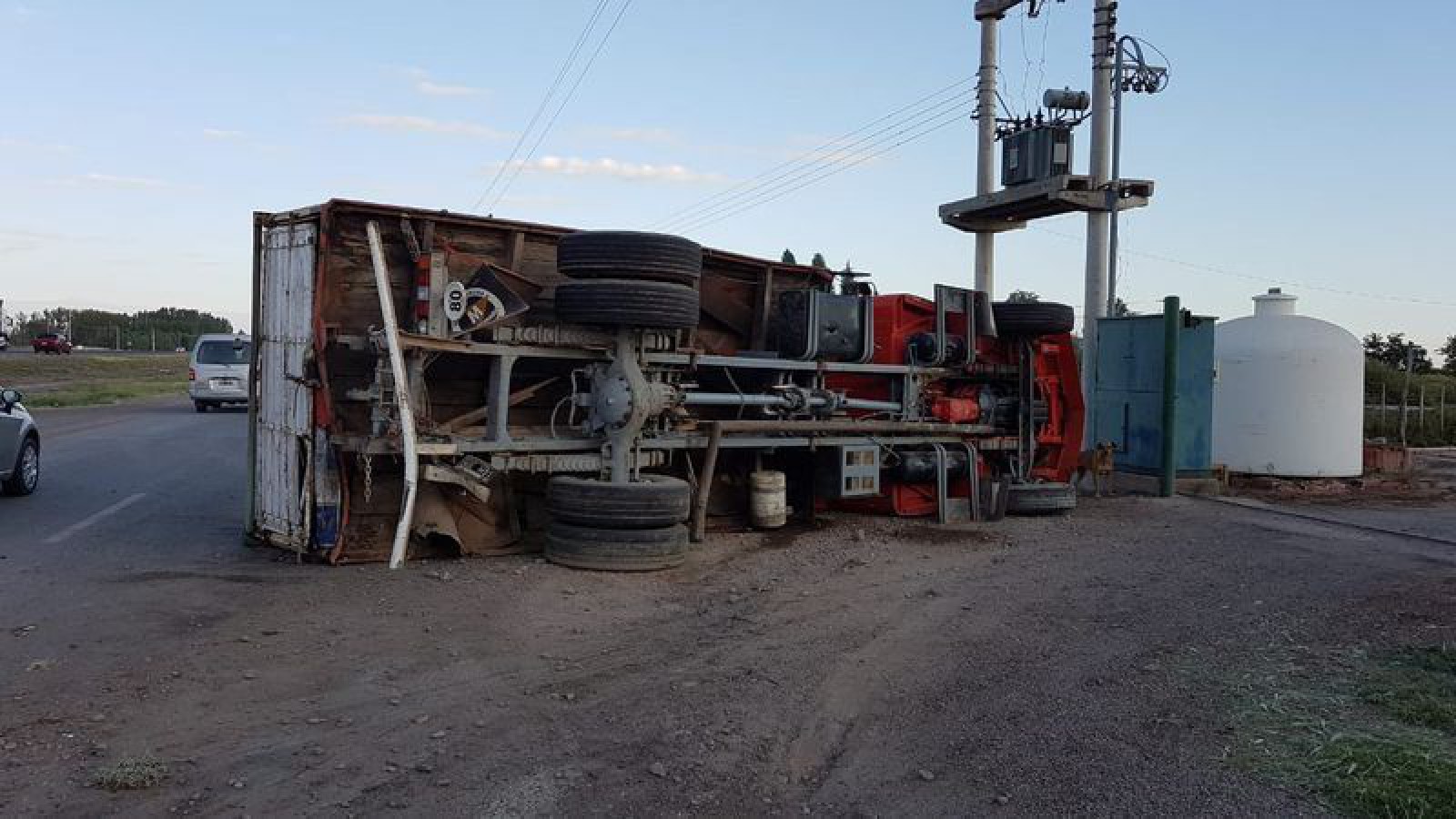 Murió un camionero después de volcar