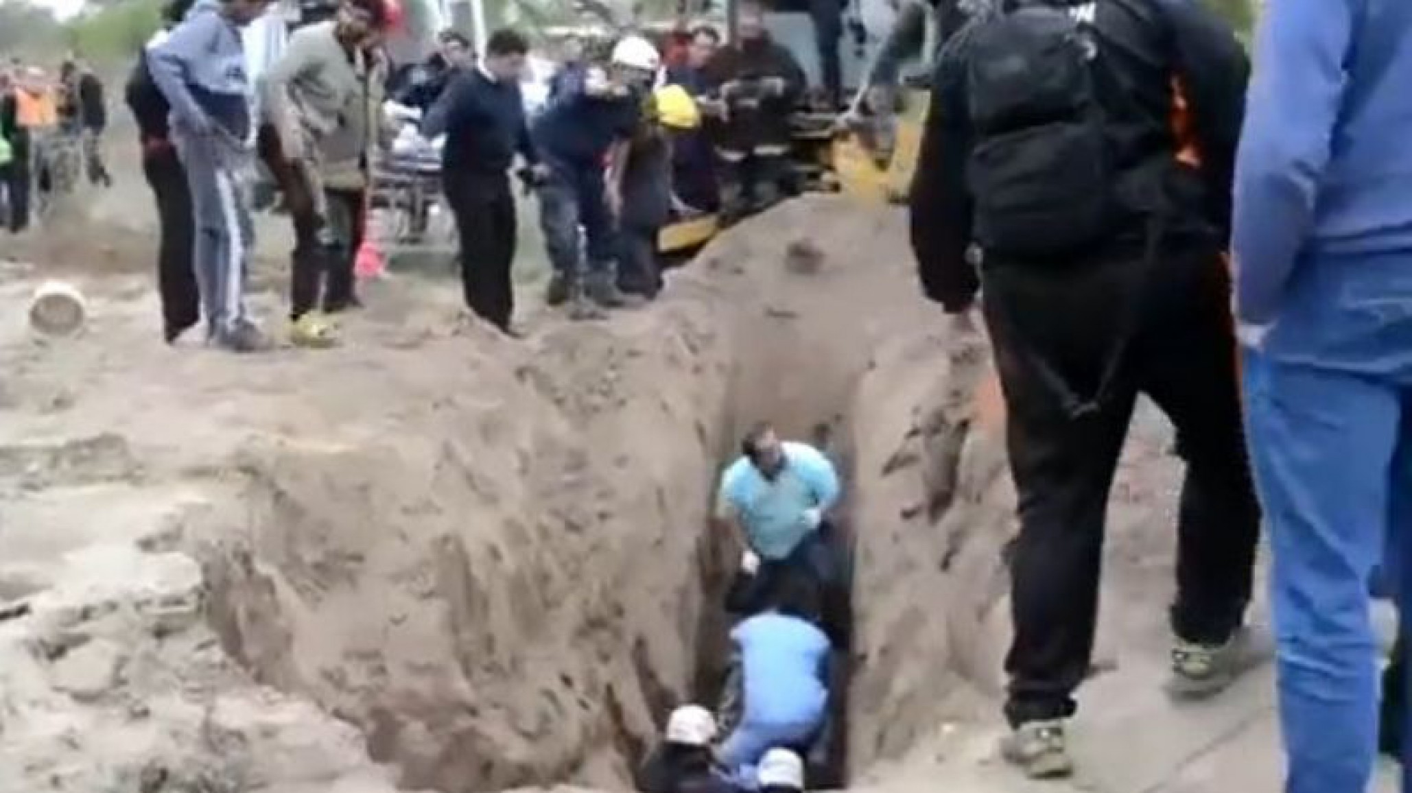 ¡Impresionante! Así una bebé de un año fue rescatada de un pozo de 5 metros