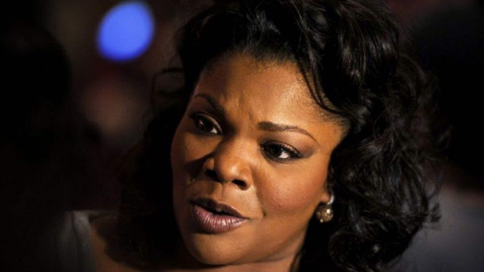 Comediante y actriz estadounidense denuncia a Netflix por discriminación racial y de género