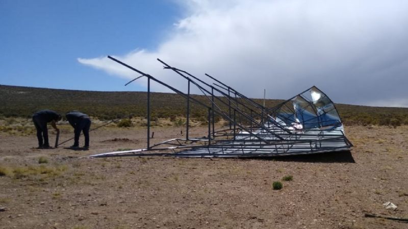 La fuerza del viento: Se voló un cartel publicitario en Paso de Indios