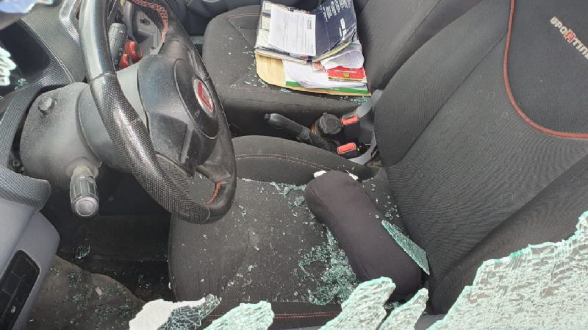 Trelew: Estacionó su auto frente a un garage y se lo rompieron con un hacha