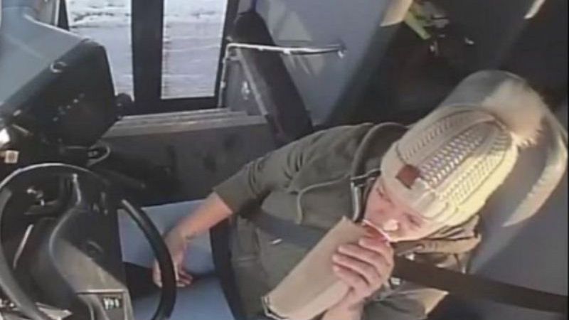 Imprudencia al volante: conductora de un autobús escolar de USA fue grabada tomando alcohol mientras transportaba 32 niños