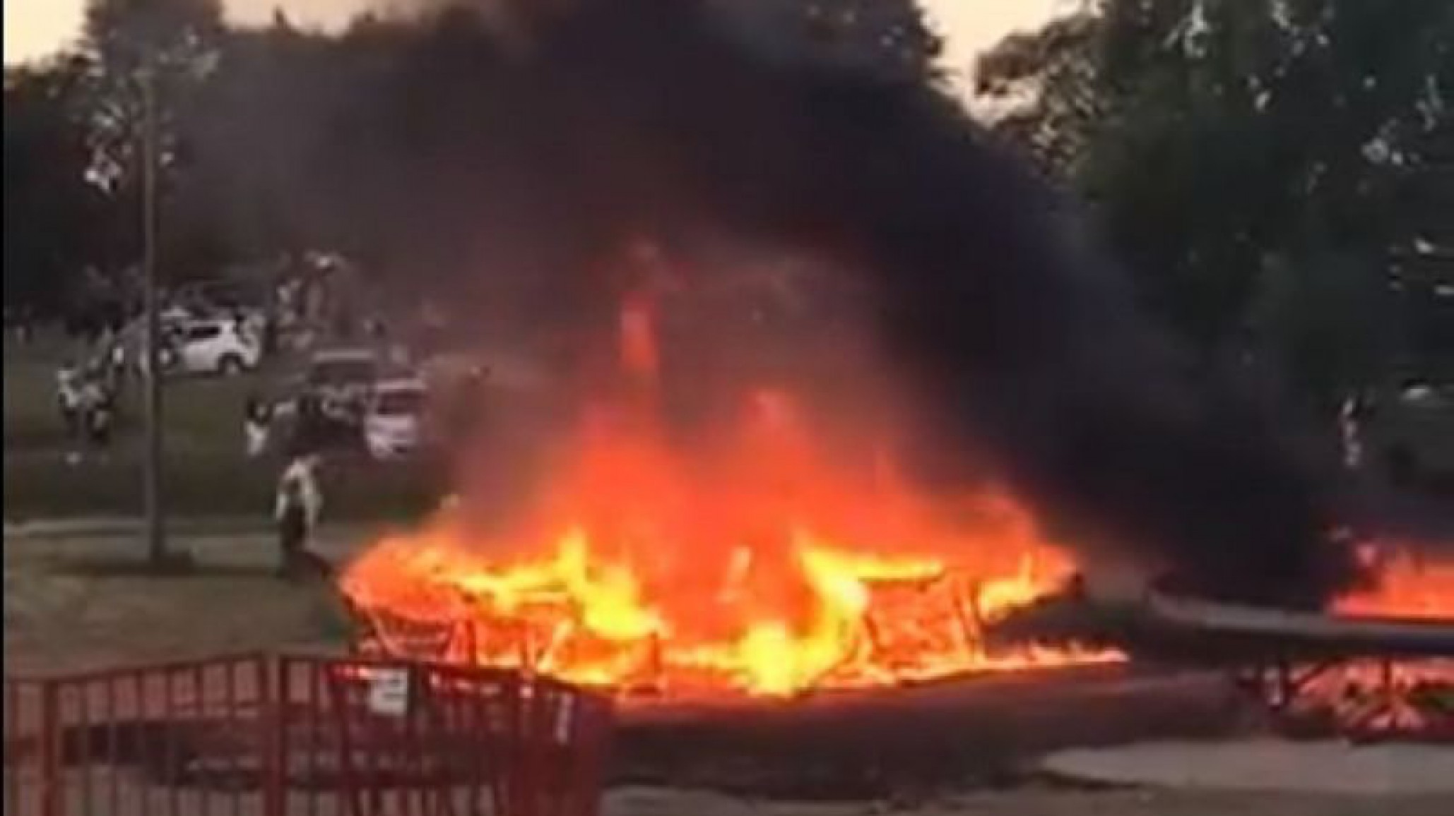 ¡Insólito! Estaban rompiendo el record de la torta frita más grande del mundo y se les incendió la sartén