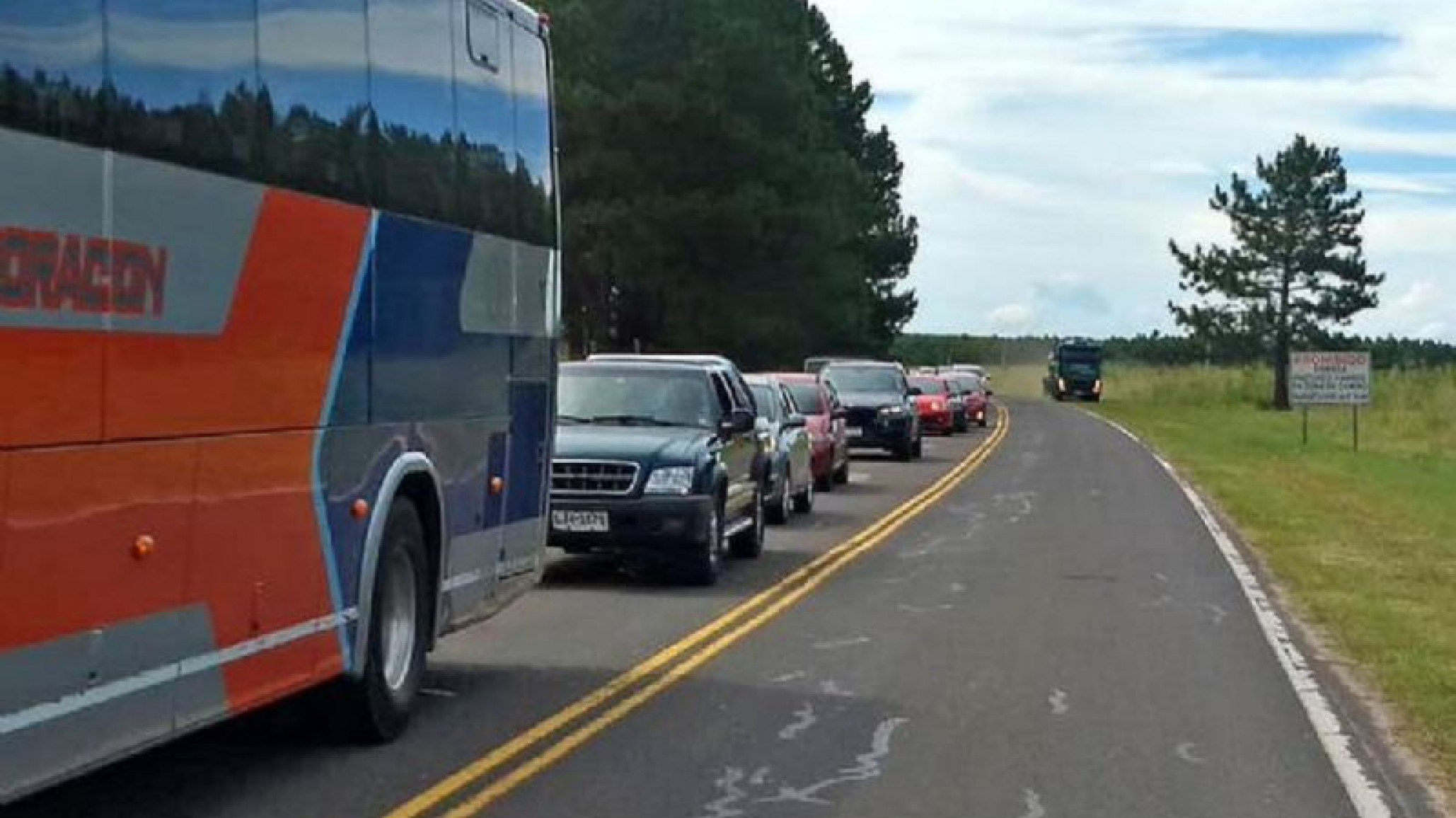Los argentinos que no sufren por el dólar, sufren las interminables colas para pasar a Uruguay