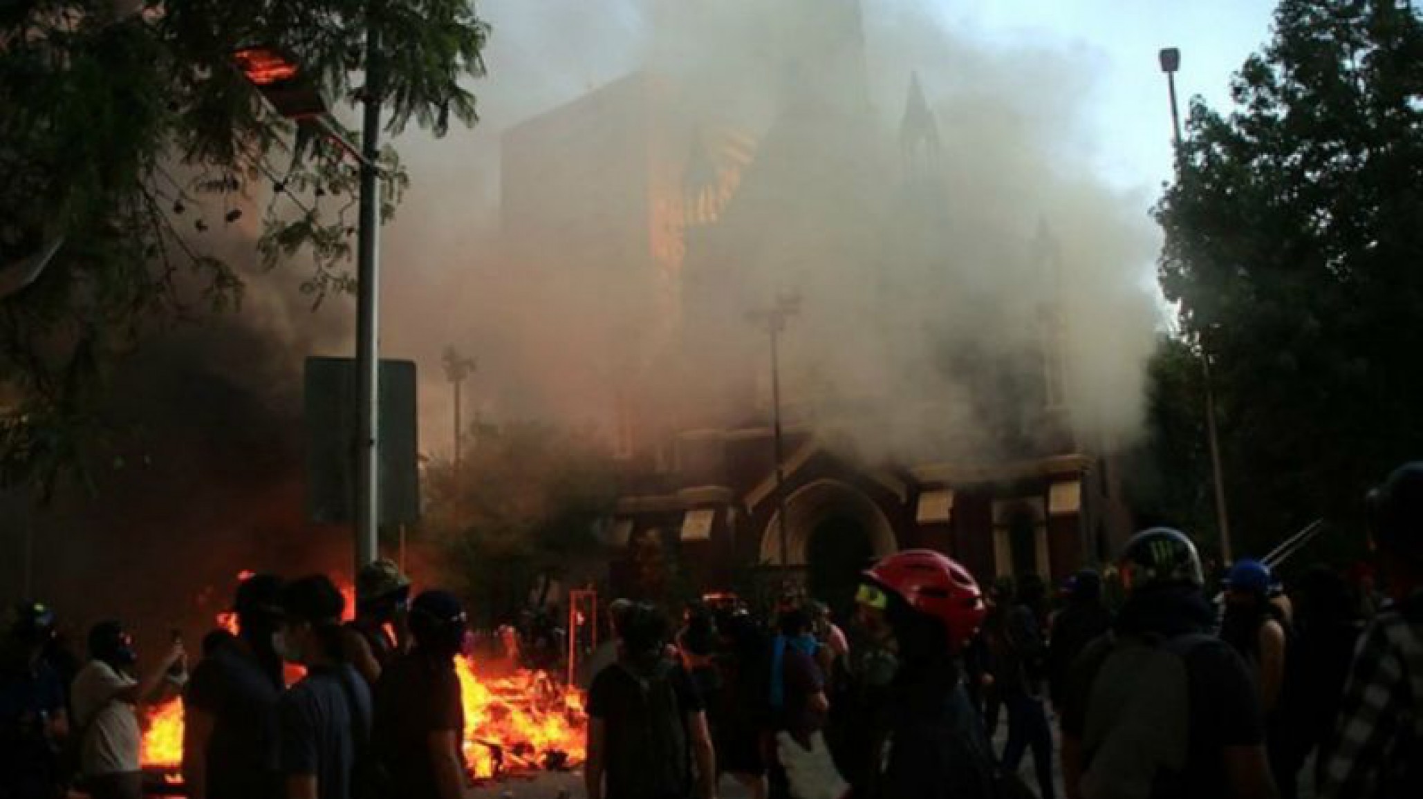 Chile: Incendian la Iglesia de San Francisco de Borja, carabineros acusa a una “turba de vándalos