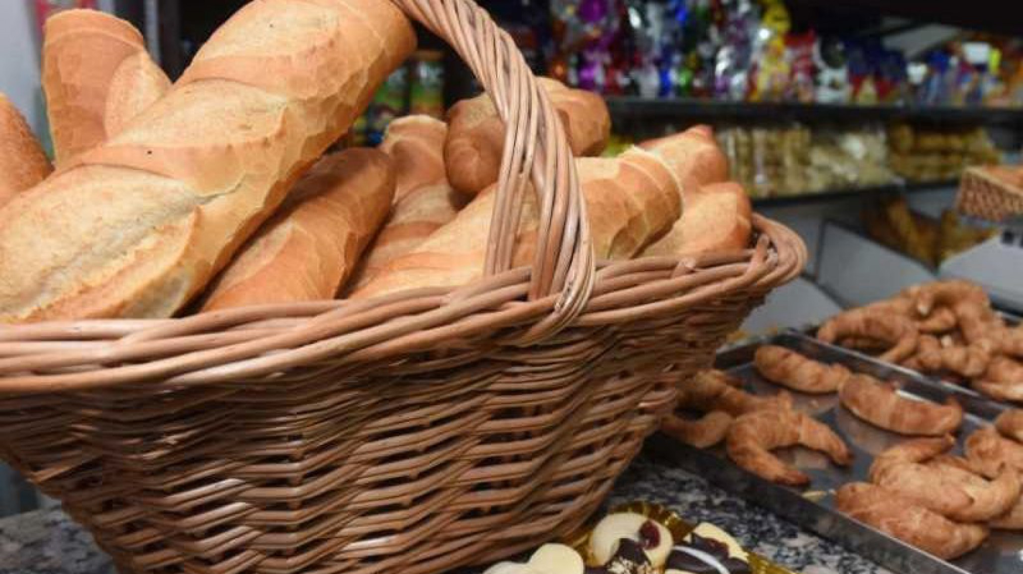 Panaderos denuncian que los molinos aumentaron el precio de la harina