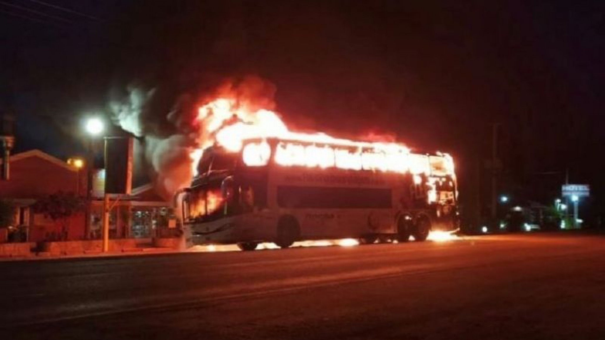 Terror en Santiago del Estero al prenderse fuego un colectivo con 60 pasajeros