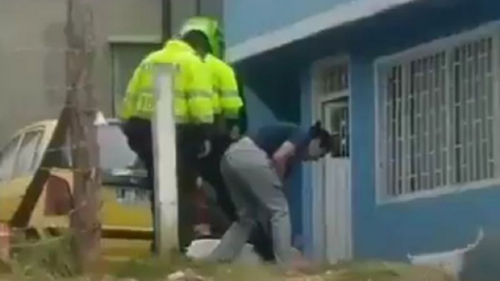 Violento Video: Policías ayudan a un sujeto a matar a su perro en Colombia