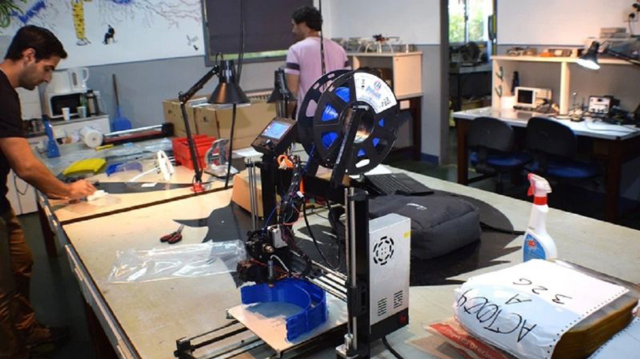 Ingenieros argentinos del ejército fabrican máscaras sanitarias y respiradores