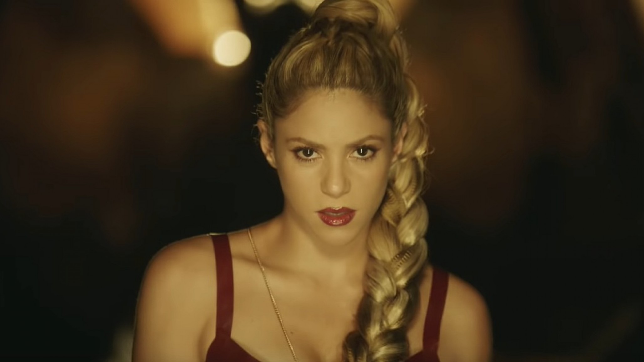 Shakira hace el aseo y trabaja al mismo tiempo ¡Increíble!