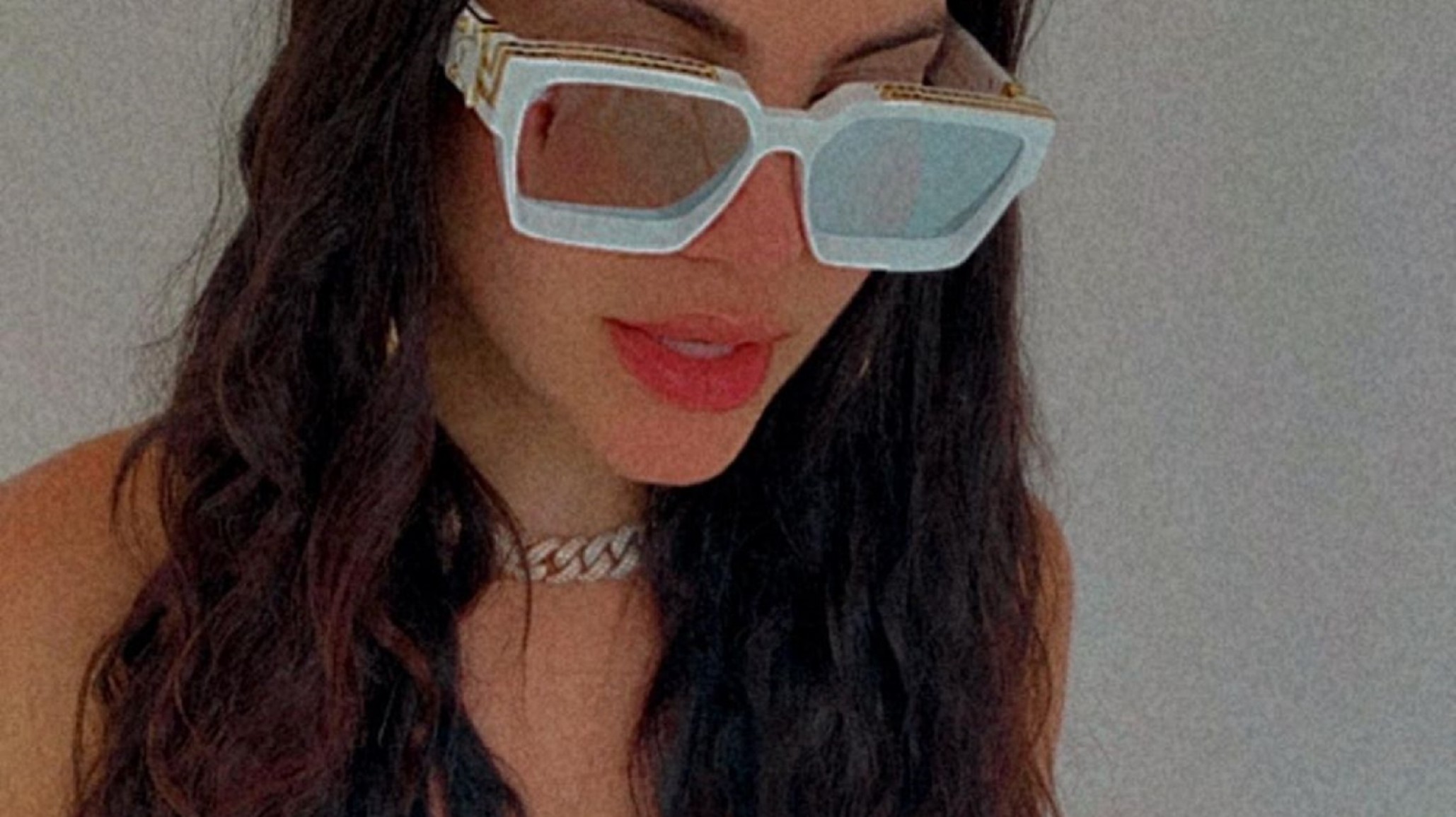 ¡Al límite! Natti Natasha se cubrió únicamente con su pelo