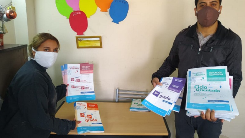 Nicolás Trotta mostró cómo los cuadernos de “Seguimos Educando” llegan a los niños en cuarentena