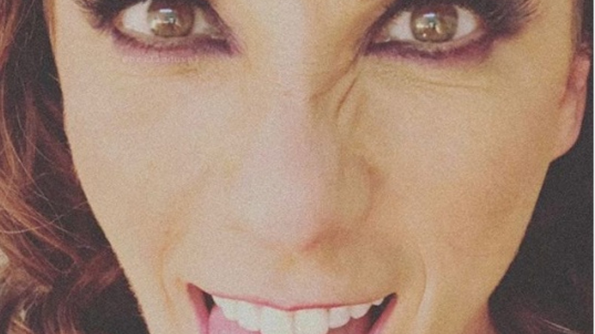 ¿Consuelo Duval se encuentra entre dos hombres?