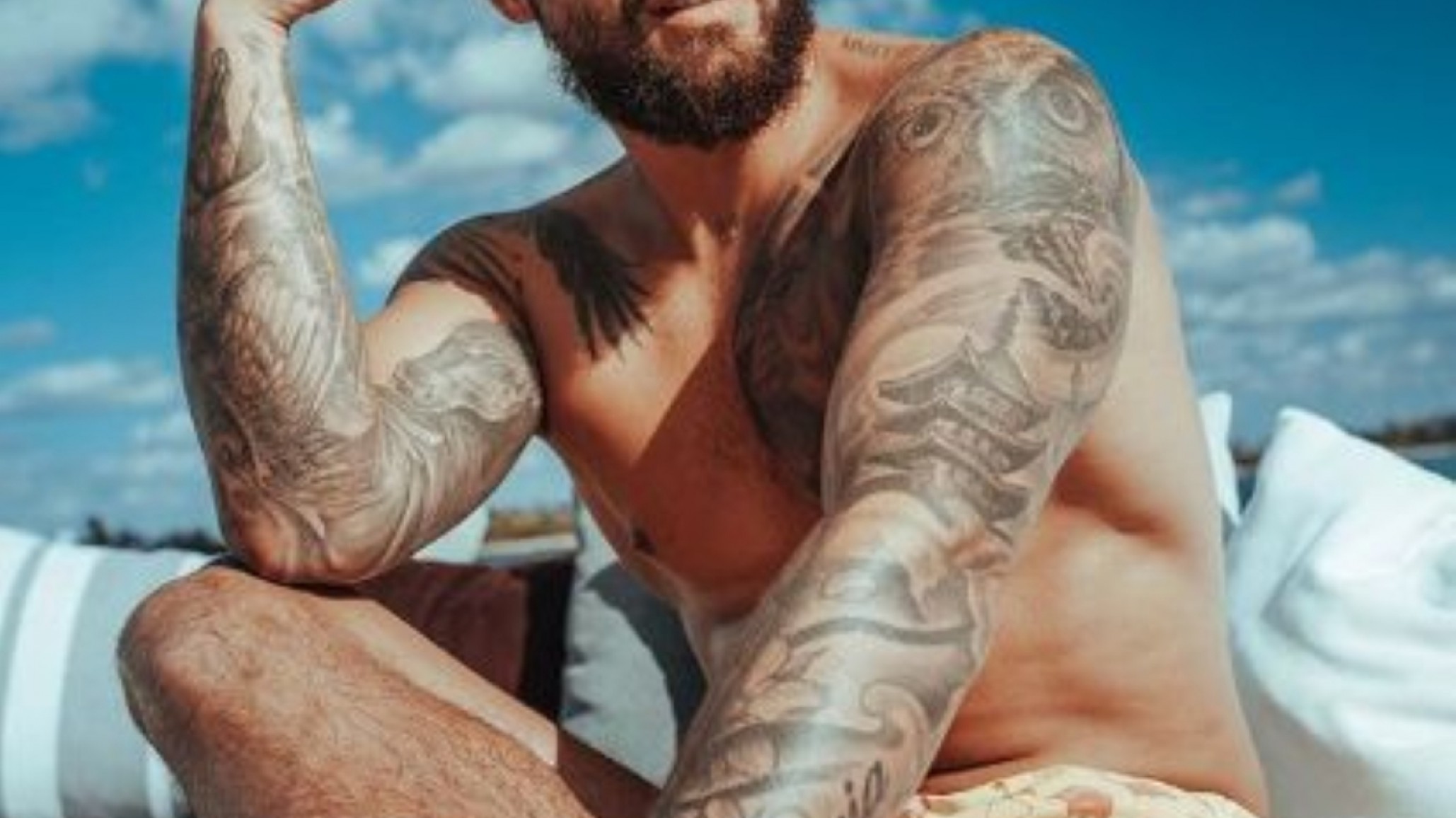 Maluma irradió felicidad con su sonrisa, pero las miradas fueron a sus brazos