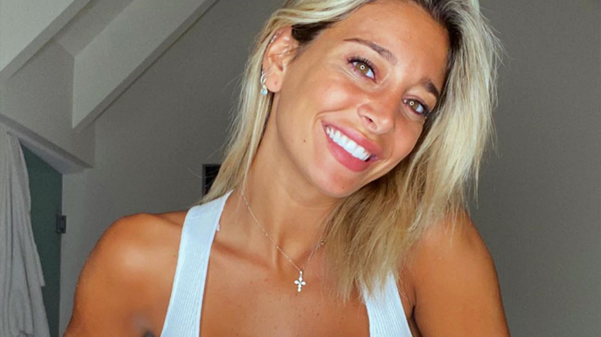 Sol Pérez empezó la semana con un look total black y pantalón apretado