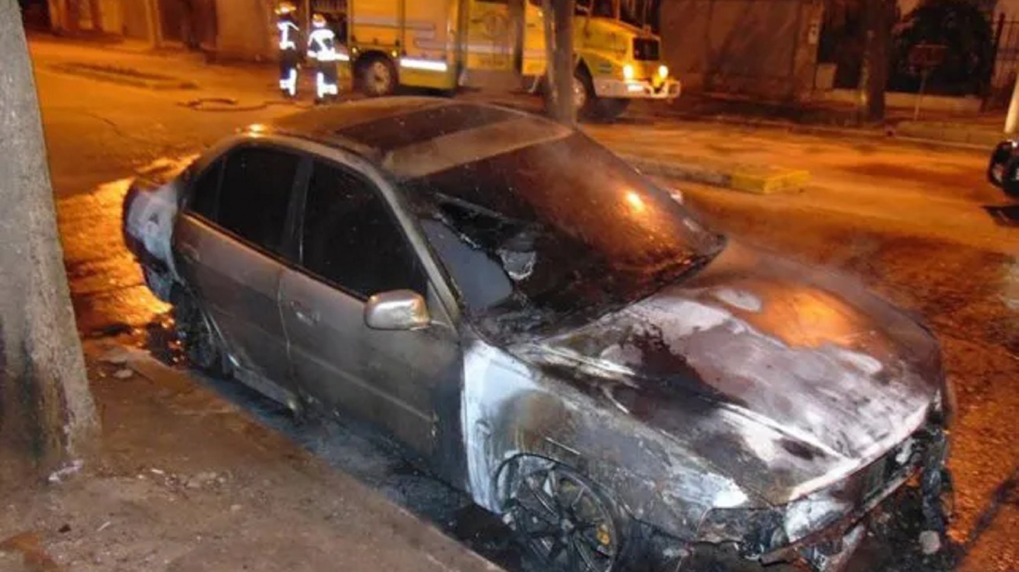 Incendiaron el auto del novio de una enfermera que dio positivo de Covid-19