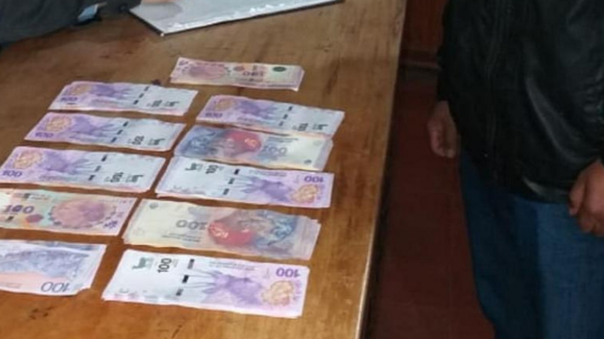 Policía honesta: agente encontró 10 mil pesos y los devolvió