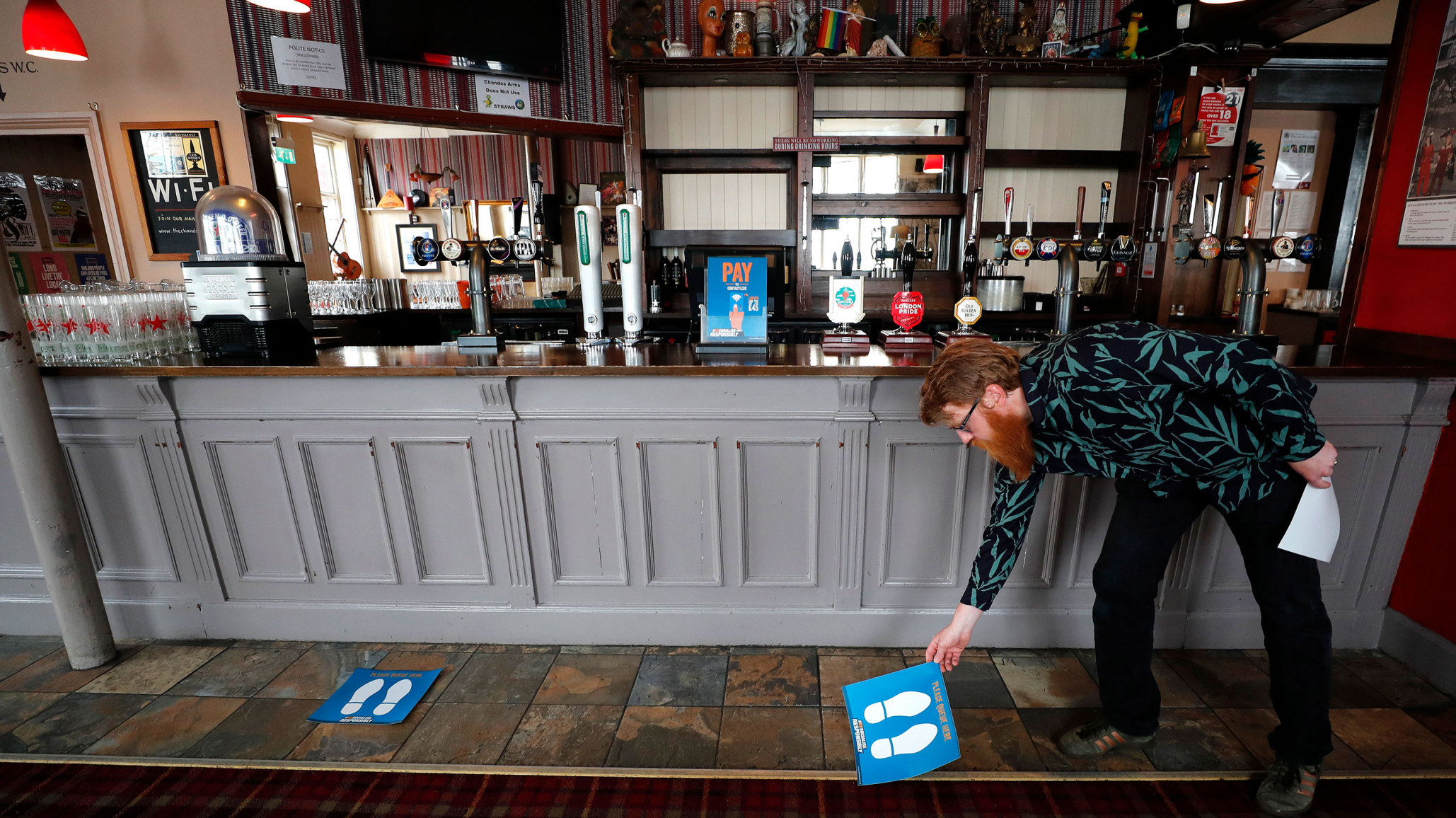 Inglaterra reabre bares, cines y peluquerías