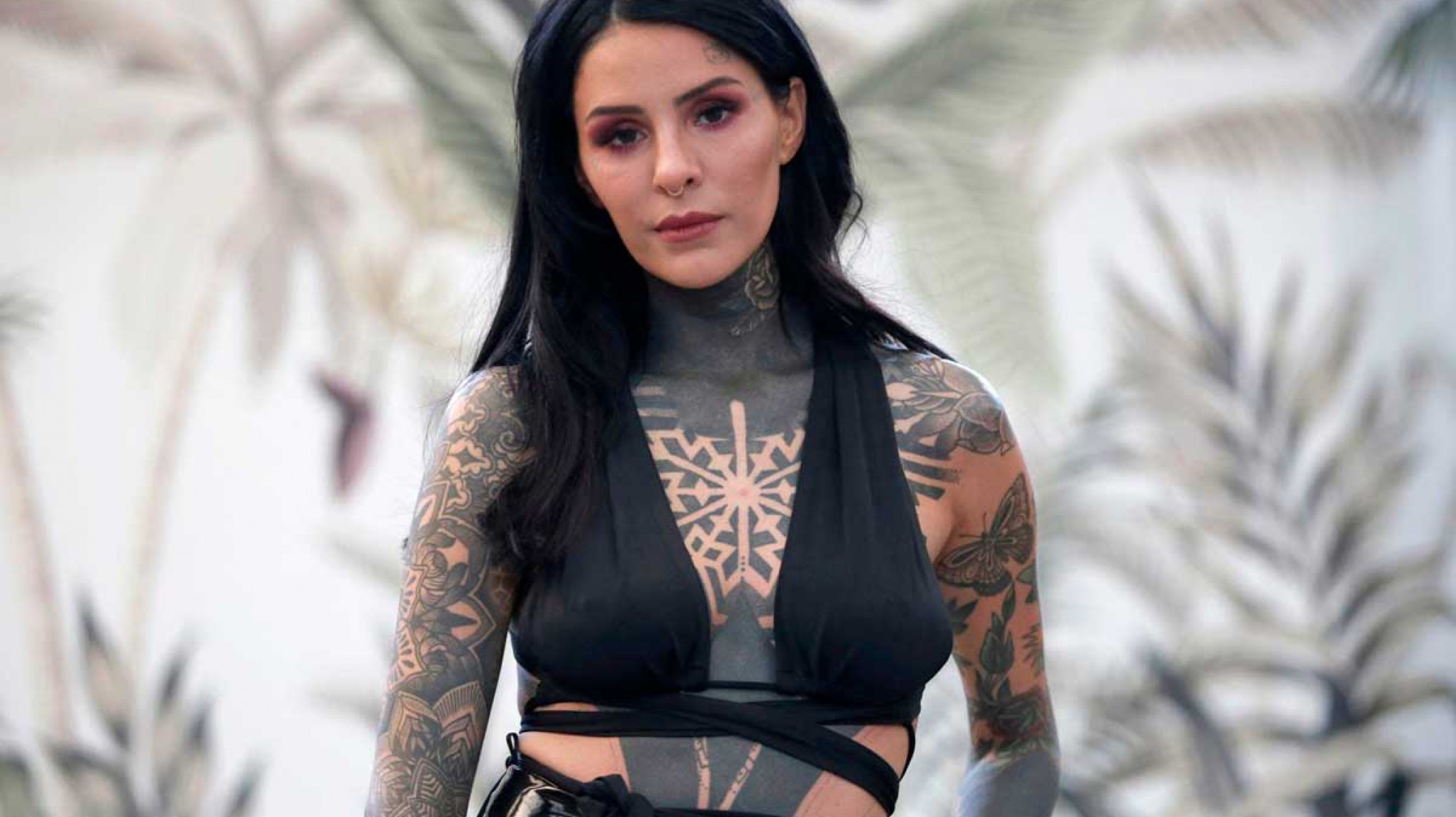 Cande Tinelli quedó al borde de la censura con una foto en la cama y en topless