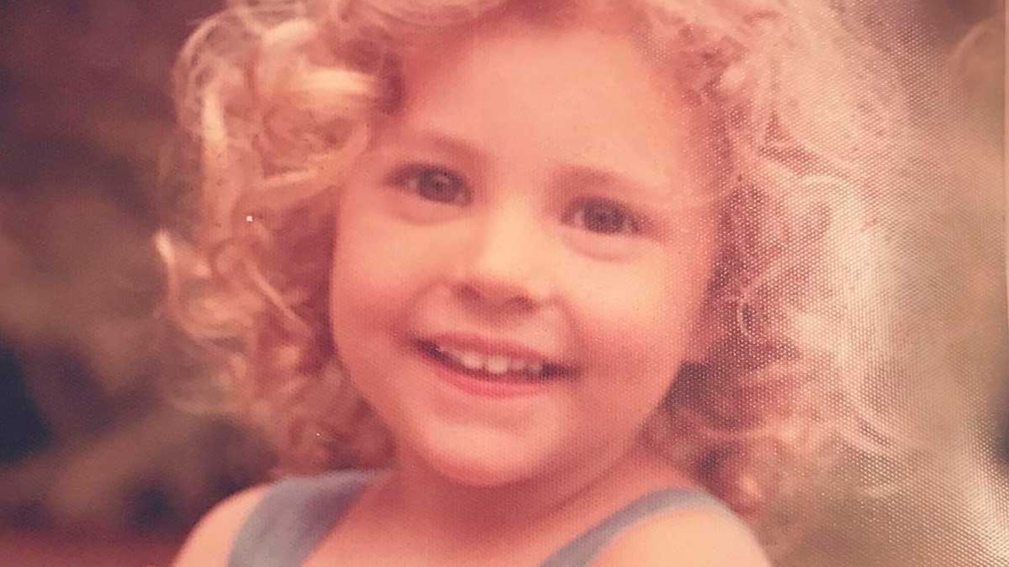 Famosa actriz compartió una dulce foto de su infancia y con la misma sonrisa: ¿La reconoces?